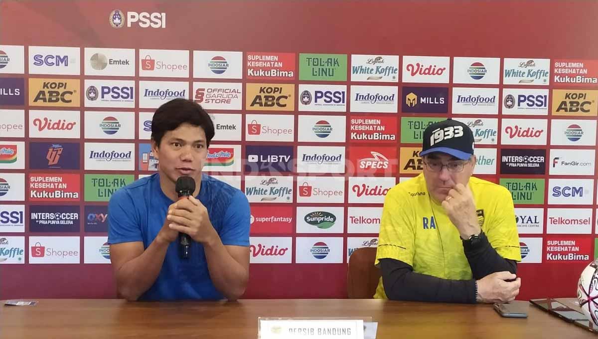 Bek Persib, Achmad Jufriyanto (kiri) saat konferensi pers di Graha Persib, Jalan Sulanjana Kota Bandung, Senin (20/06/22). Foto: Arif Rahman/INDOSPORT