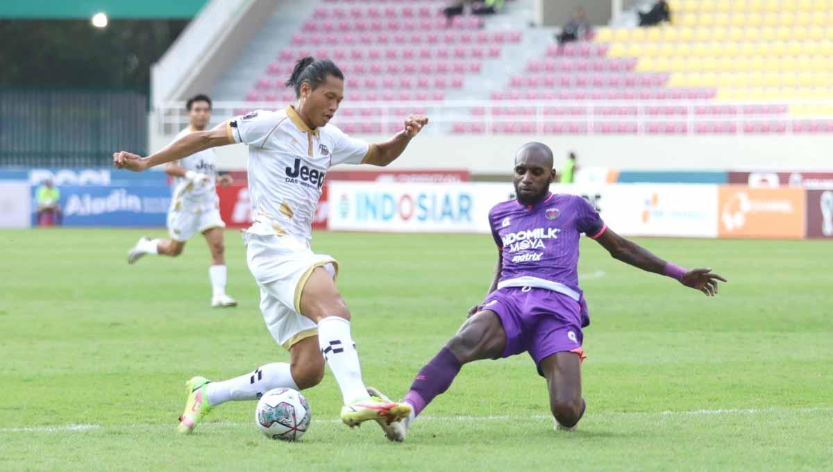 Duel pemain Dewa United FC dengan pemain Persita Tangerang. Foto: Dewa United FC