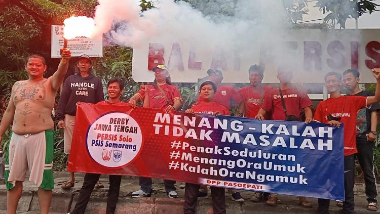 Suporter klub Persis Solo, Pasoepati jelang derby Jateng menghadapi PSIS Semarang di Piala Presiden. - INDOSPORT