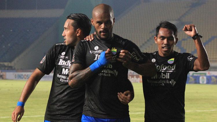 Selebrasi David da Silva dan rekannya di Persib Bandung, usai cetak gol ke gawang Bhayangkara FC di Piala Presiden 2022.