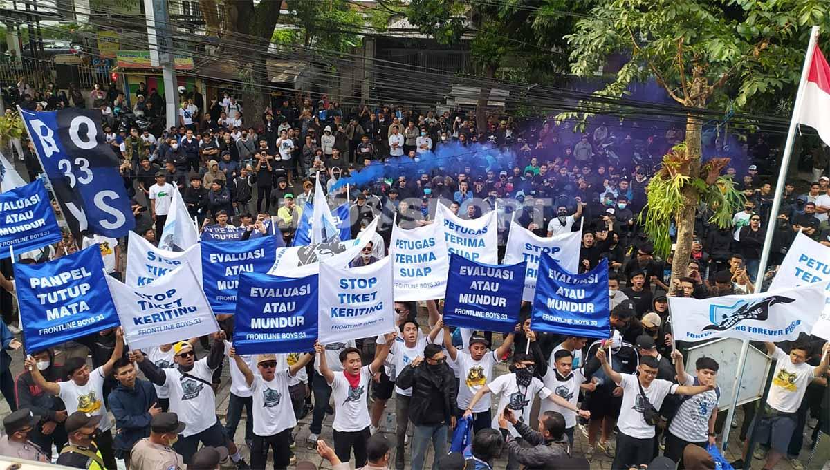 Bobotoh kembali menggelar aksi di Graha Persib, Jalan Sulanjana, Kota Bandung, Selasa (21/06/22). Foto: Arif Rahman/INDOSPORT