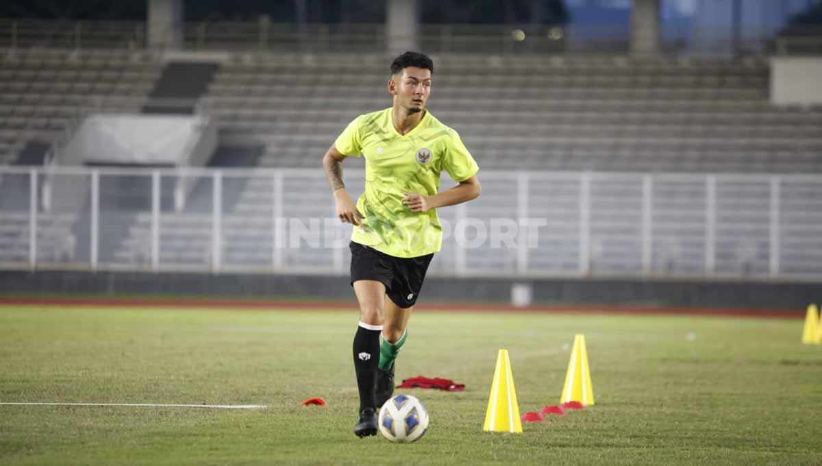 Pemain keturunan, Kai Boham saat mengikuti latihan Timnas Indonesia U-19 di Stadion Madya, Senayan, Selasa (21/06/22).