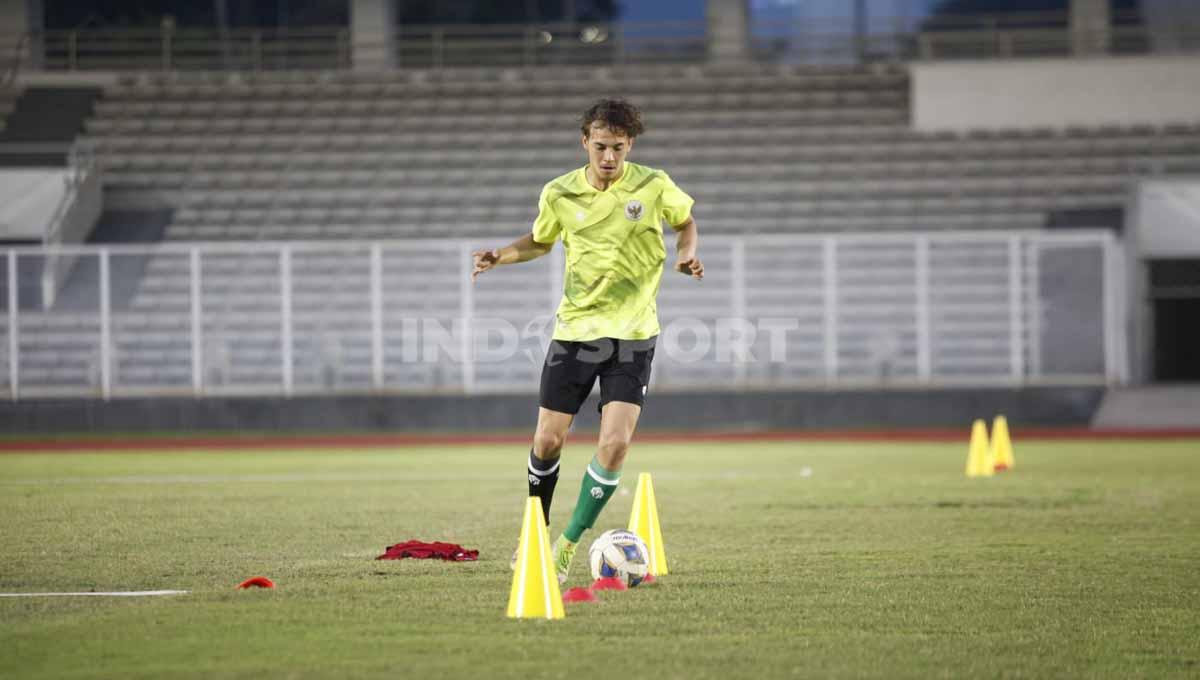 Pemain keturunan, Jim Roberto Croque saat mengikuti latihan Timnas Indonesia U-19 di Stadion Madya, Senayan, Selasa (21/06/22).
