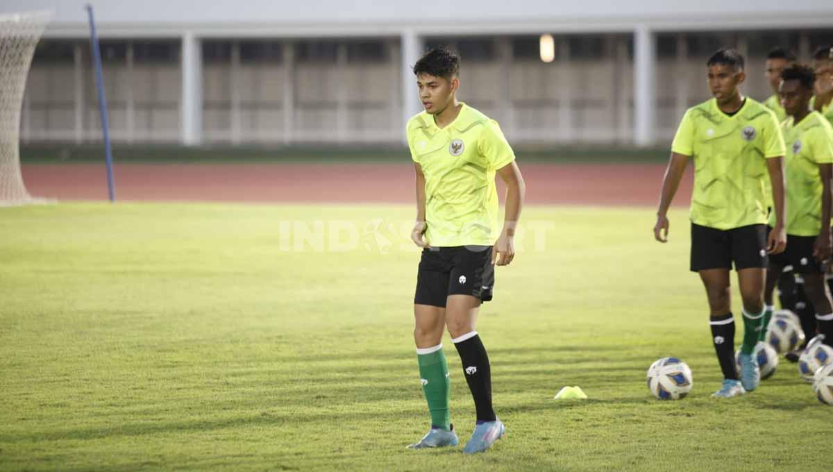 Pemain keturunan, Max Christoffel saat mengikuti latihan Timnas Indonesia U-19 di Stadion Madya, Senayan, Selasa (21/06/22).