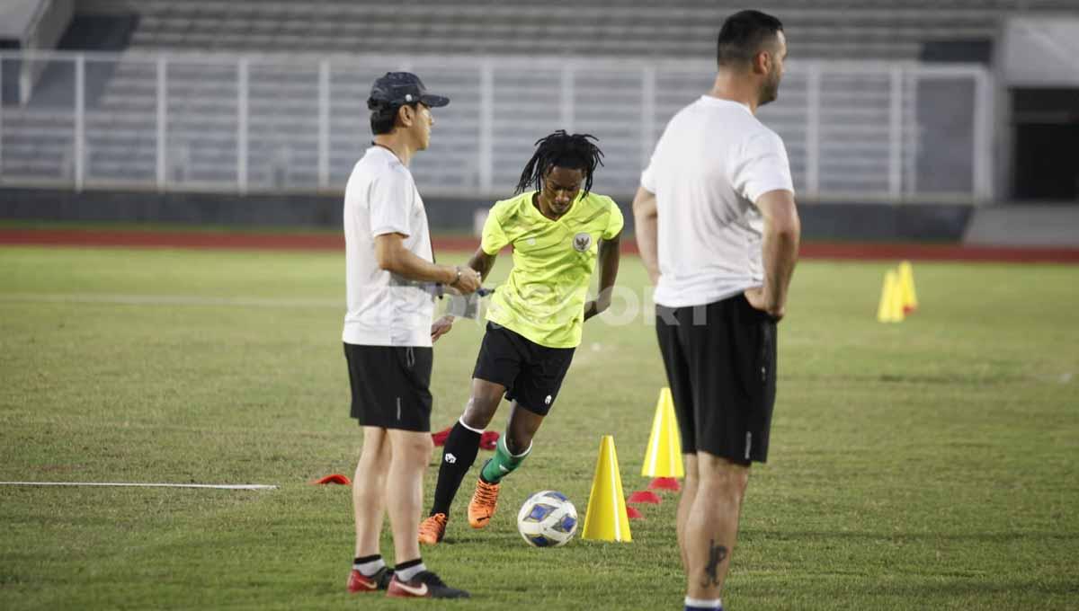 Ronaldo Kwateh saat mengikutu latihan Timnas Indonesia U-19 di Stadion Madya Senayan, Jakarta, Selasa (21/06/22).