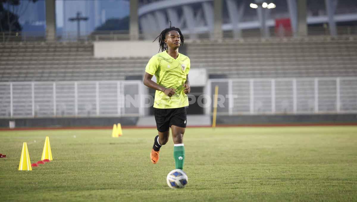 Ronaldo Kwateh saat mengikutu latihan Timnas Indonesia U-19 di Stadion Madya Senayan, Jakarta, Selasa (21/06/22).