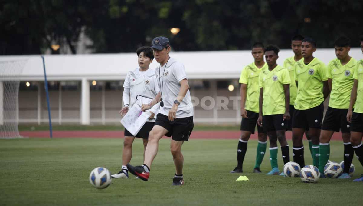 Indosport - Latihan Timnas Indonesia U-19 dipimpin oleh Shin Tae-yong di Stadion Madya Senayan, Jakarta, Selasa (21/06/22).