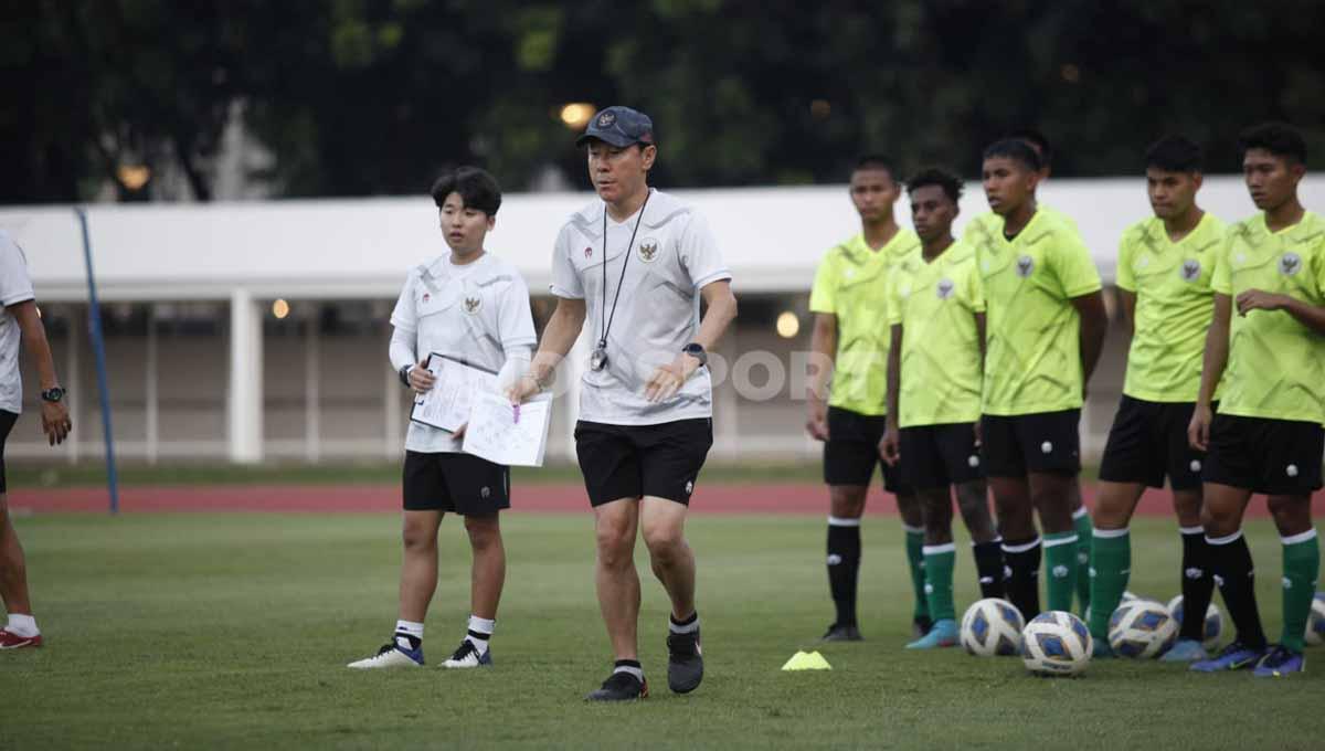Latihan Timnas Indonesia U-19 di Stadion Madya Senayan, Jakarta, Selasa (21/06/22). Latihan awal yang diikuti sebanyak 30 pemain ini sebagai persiapan tim menuju Piala AFF U-19 2022.