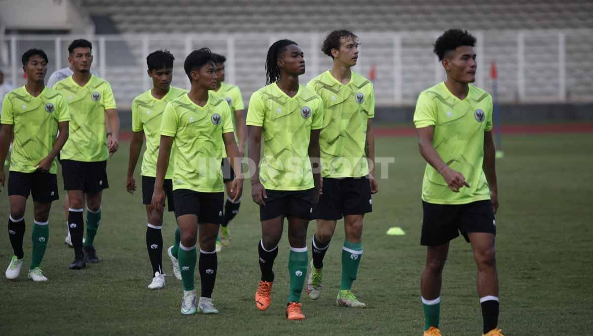 Indosport - Latihan Timnas Indonesia U-19 di Stadion Madya Senayan, Jakarta, Selasa (21/06/22). Latihan awal yang diikuti sebanyak 30 pemain ini sebagai persiapan tim menuju Piala AFF U-19 2022.
