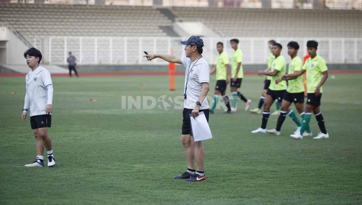 Latihan Timnas Indonesia U-19 di Stadion Madya Senayan, Jakarta, Selasa (21/06/22). Latihan awal yang diikuti sebanyak 30 pemain ini sebagai persiapan tim menuju Piala AFF U-19 2022.