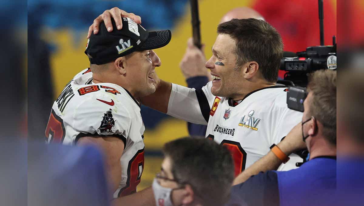 Rob Gronkowski (kiri) dan Tom Brady. Foto: Reuters-Matthew Emmons. - INDOSPORT