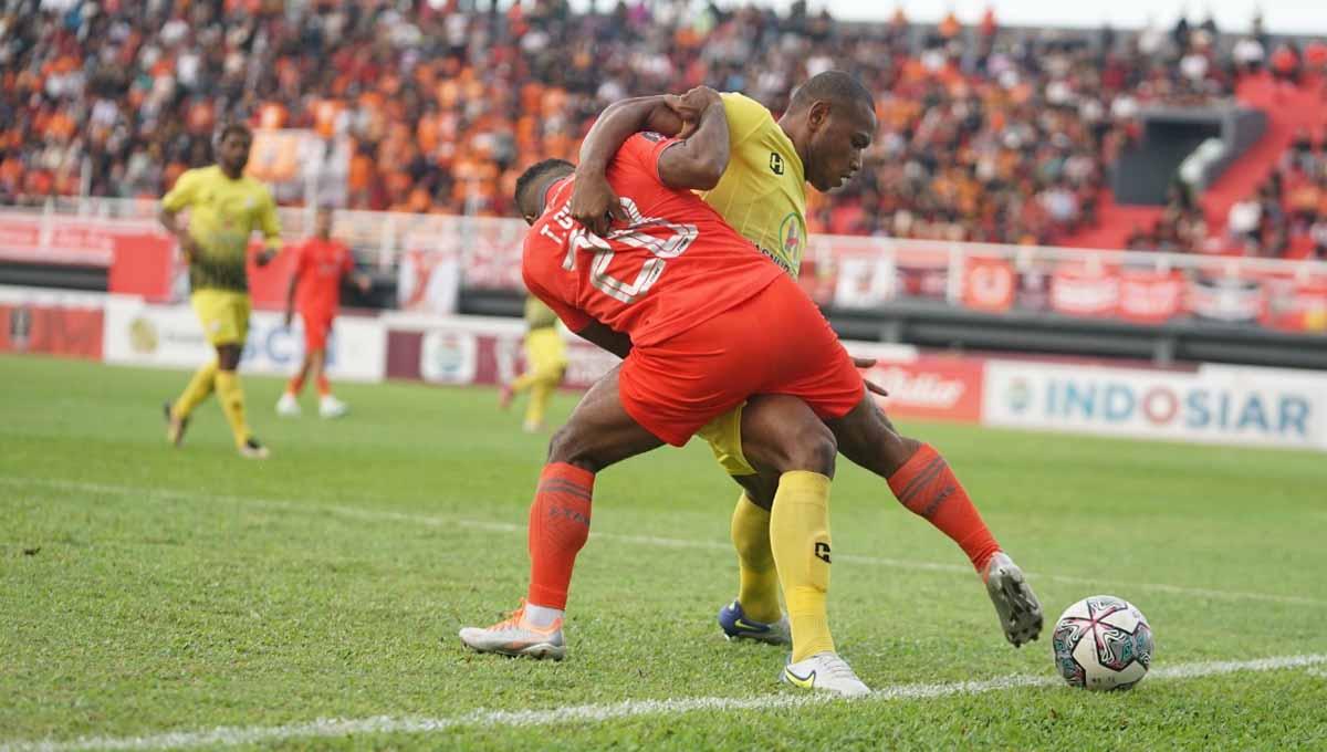 Duel pemain Borneo FC dengan pemain Barito Putera di laga Piala Presiden 2022. Foto: pialapresiden.id - INDOSPORT