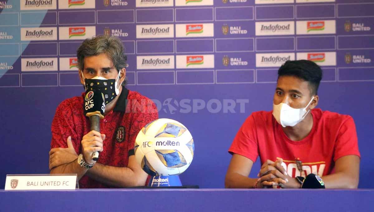 Bali United yang diwakili pelatih Stefano Cugurra Teco dan I Made Andhika Wijaya datang dalam sesi jumpa pers di Ubud Gianyar, Kamis (23/6/22). Foto: Nofik Lukman Hakim/INDOSPORT