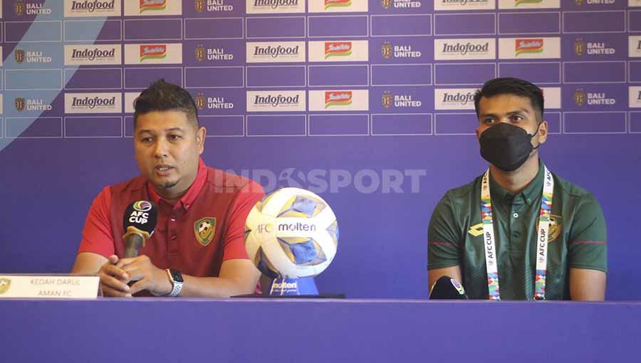 Pelatih Kedah Darul Aman, Aidil Sharin didampingi perwakilan pemain, Akmal Zahir dalam sesi jumpa pers di Ubud, Kamis (23/6/22). Foto: Nofik Lukman Hakim/INDOSPORT - INDOSPORT