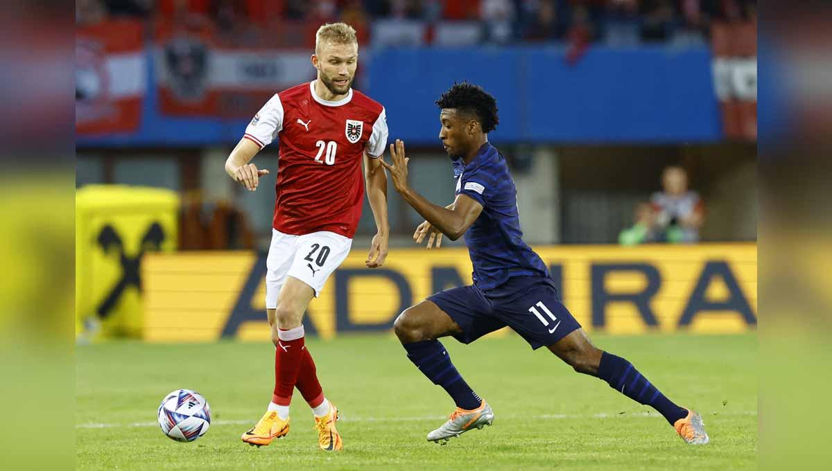 Salah satu aksi Konrad Laimer (kiri) saat berada di lapangan. Foto: REUTERS/Lisa Leutner.