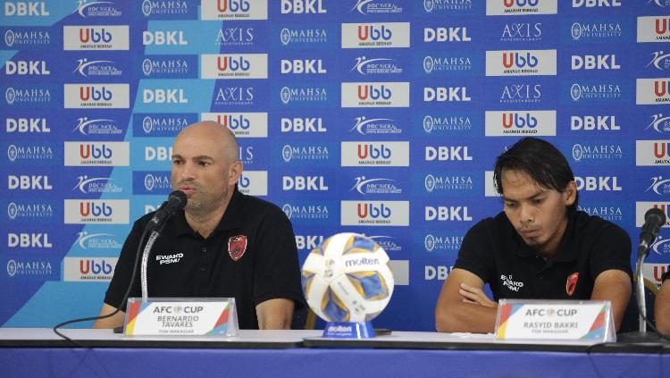 Pelatih PSM Makassar, Bernardo Tavares, ketika menghadiri pre match press conference vs Kuala Lumpur City FC