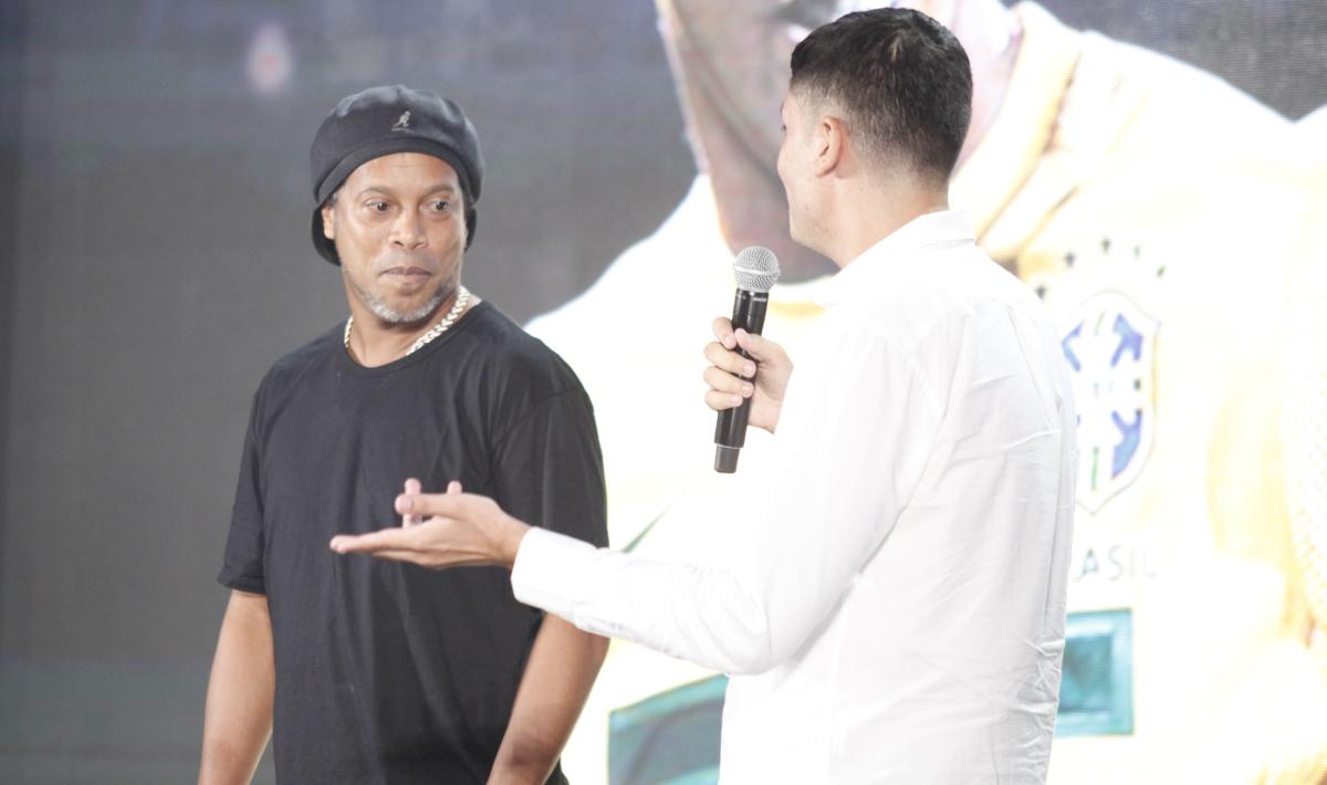 Ronaldinho turut memberikan motivasi kepada sejumlah anak-anak yang punya bakat sepak bola dalam Coaching Clinic, Minggu (26/06/22). - INDOSPORT