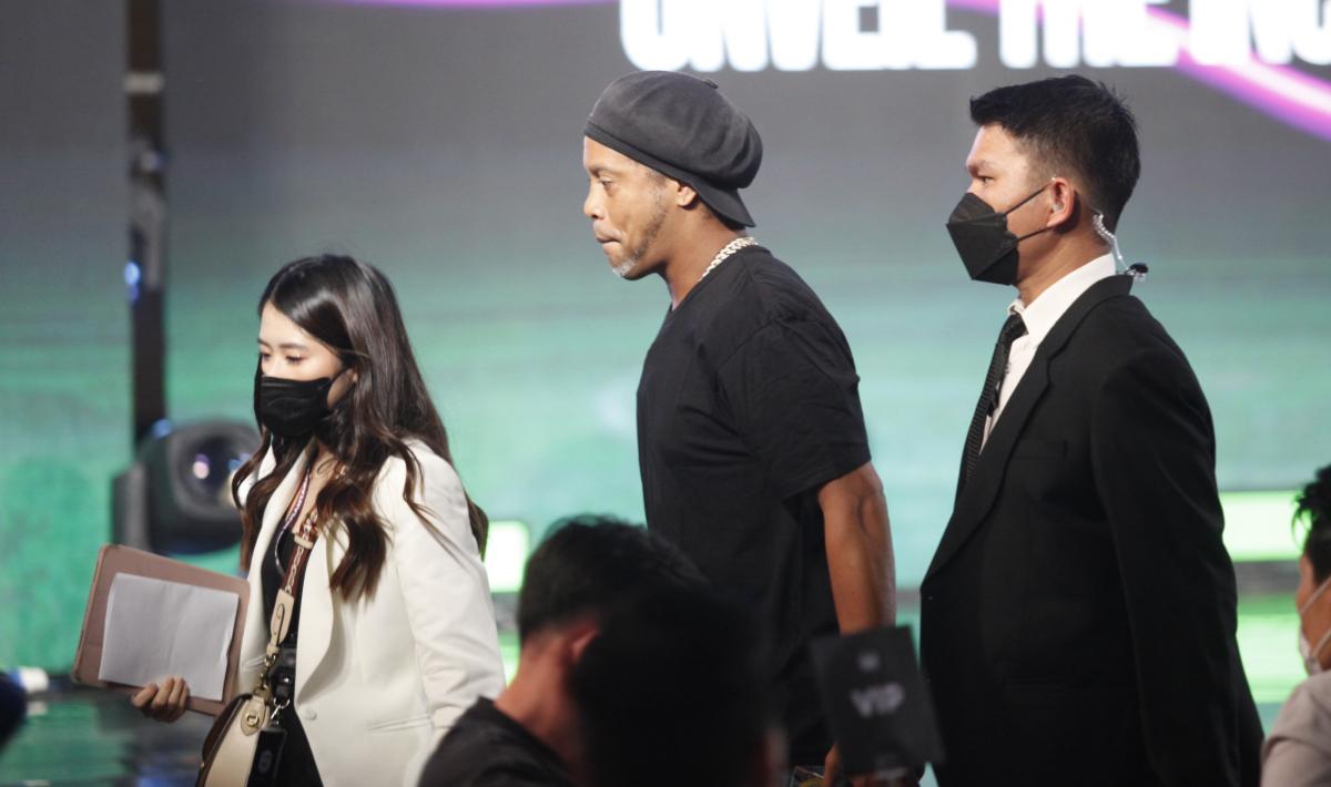 Legenda sepak bola dunia, Ronaldinho, sebelumnya dijadwalkan akan bermain di Bandung tepatnya di Stadion Gelora Bandung Lautan Api (GBLA).