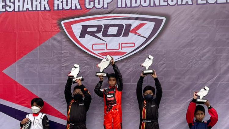 Pebalap cilik, Abyan Aqila juara 1 pada Kejuaraan Nasional Gokart Eshark Rok Cup putaran ke empat yang diadakan di Sentul Karting International Circuit, Minggu (26/6). - INDOSPORT