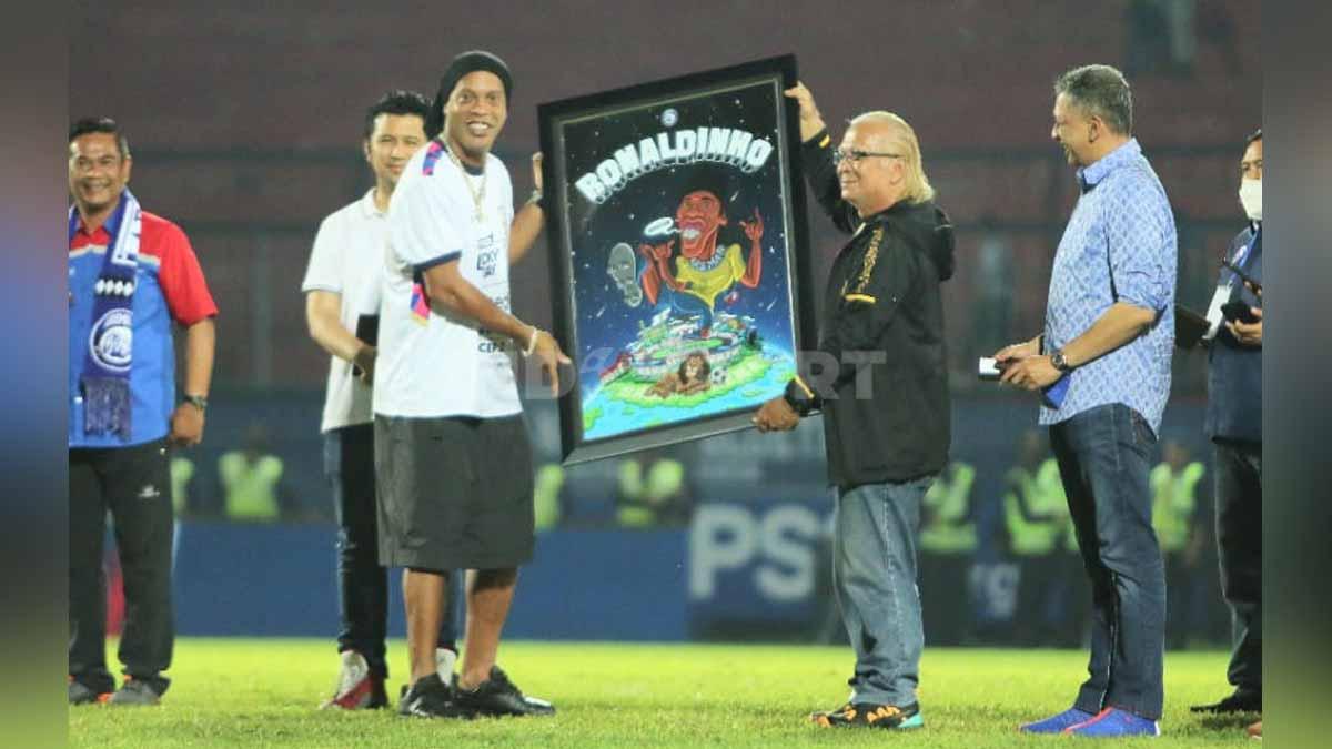 Ronaldinho mendapat kenangan karikatur. Foto: Ian Setiawan/INDOSPORT - INDOSPORT