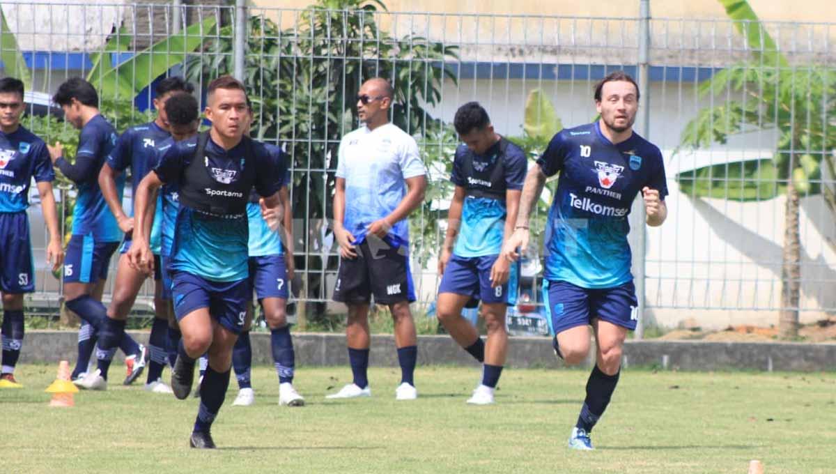 Persib Bandung kembali berlatih di Stadion Persib, Jalan Ahmad Yani, Kota Bandung, Senin (27/06/22), setelah menikmati libur 4 hari. Foto: Arif Rahman/INDOSPORT