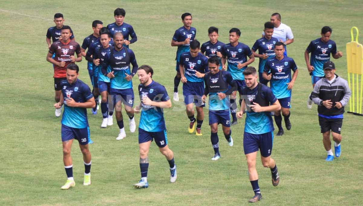 Marc Klok (kanan), kembali berlatih bersama tim Persib di Stadion Persib, Jalan Ahmad Yani, Kota Bandung, Senin (27/06/22), setelah memperkuat Timnas Indonesia. Foto: Arif Rahman/INDOSPORT - INDOSPORT
