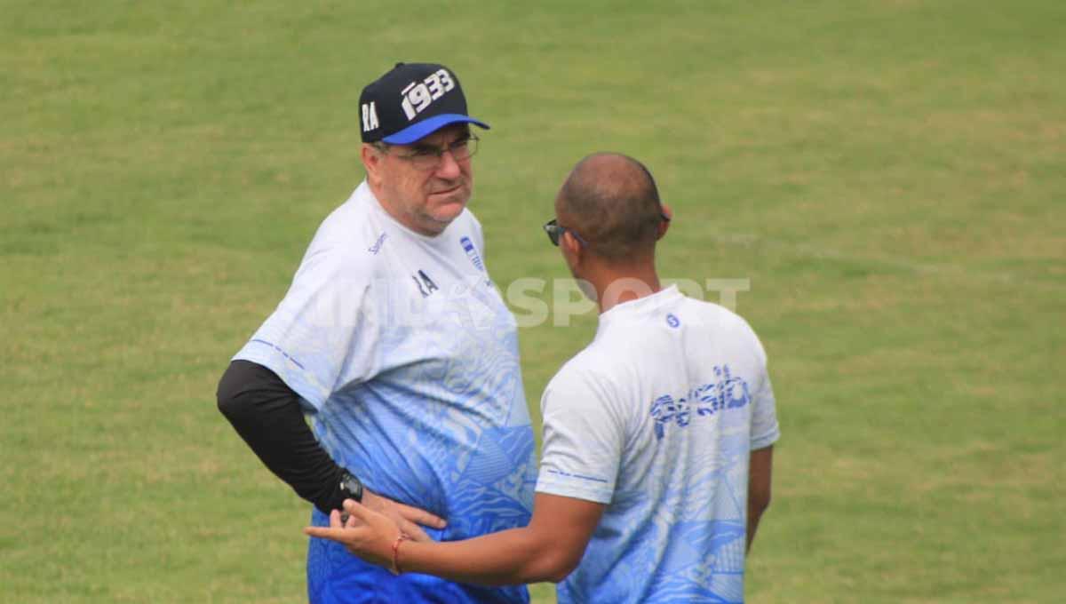 Pelatih Persib, Robert Rene Alberts, saat memimpin latihan di Stadion Persib, Jalan Ahmad Yani, Kota Bandung, Senin (27/06/22). Foto: Robert Rene Alberts