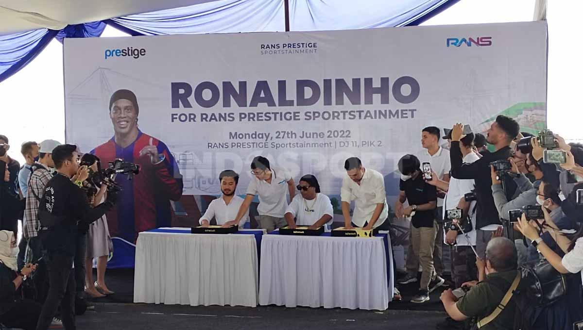 Legenda sepak bola asal Brasil, Ronaldinho menyambangi lokasi pembangungan Sport Center RANS Nusantara. Foto: Zainal Hasan/INDOSPORT - INDOSPORT