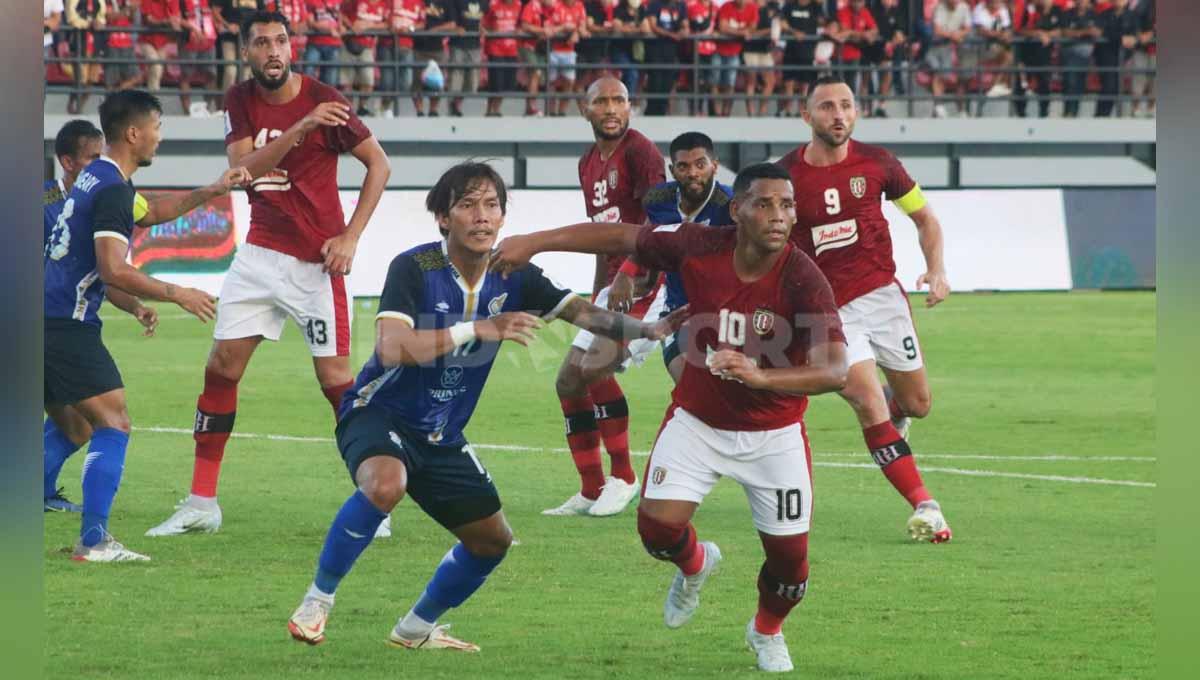 Indosport - Para pemain Visakha FC mengawal ketat pergerakan pemain Bali United. Foto: Nofik Lukman Hakim/INDOSPORT