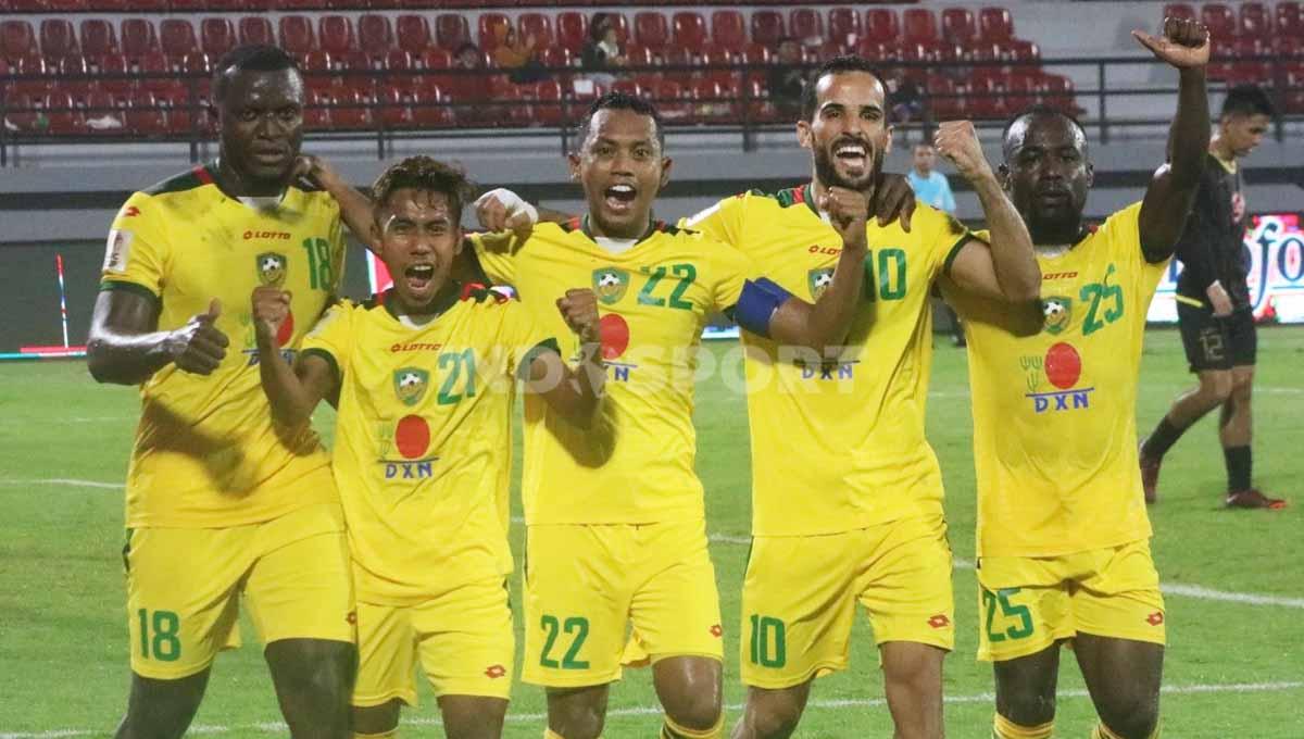 Para pemain Kedah Darul Aman saat merayakan gol ke gawang Kaya FC Iloilo pada laga lanjutan Piala AFC 2022 di Stadion Kapten I Wayan Dipta, Gianyar, Senin (27/06/22) malam. Foto: Nofik Lukman Hakim/INDOSPORT