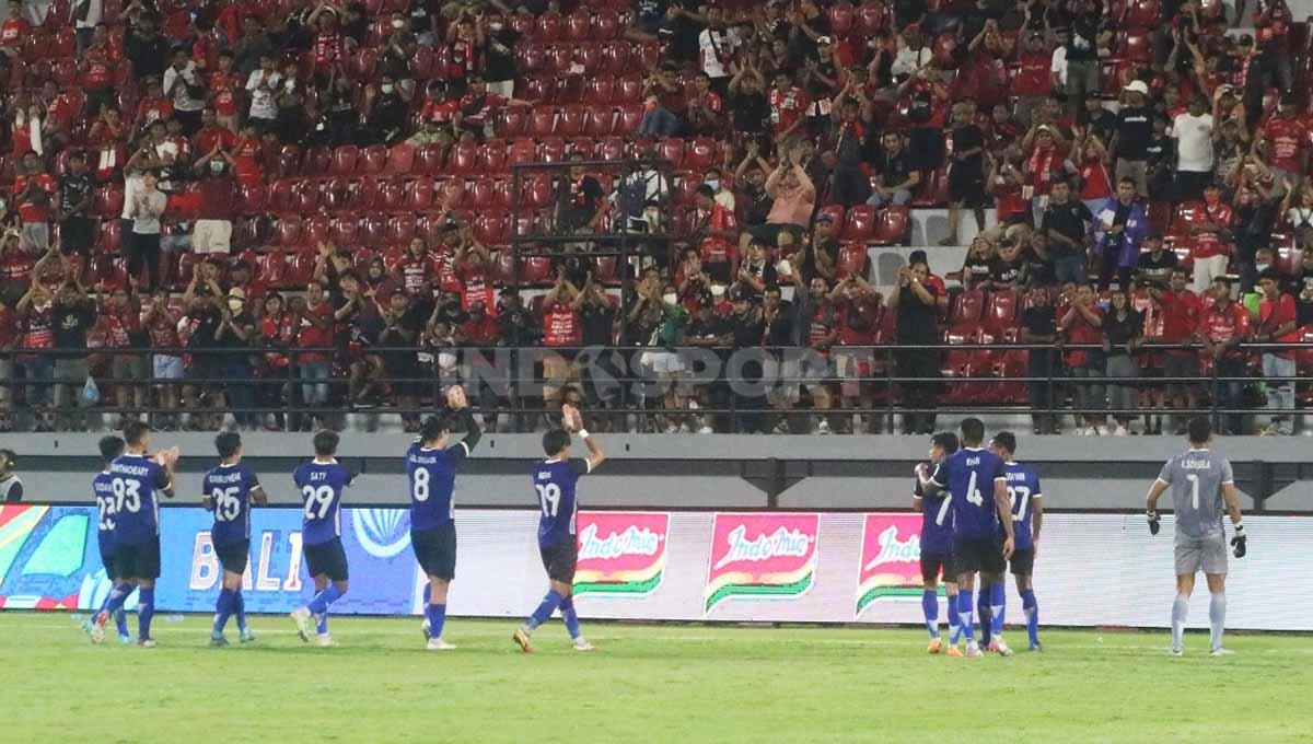 Suporter Bali United memberikan tepuk tangan pada para pemain Visakha FC, usai menang 5-2 pada laga Piala AFC 2022 di Stadion Kapten I Wayan Dipta, Gianyar, Senin (27/6/22). Foto: Nofik Lukman Hakim/INDOSPORT