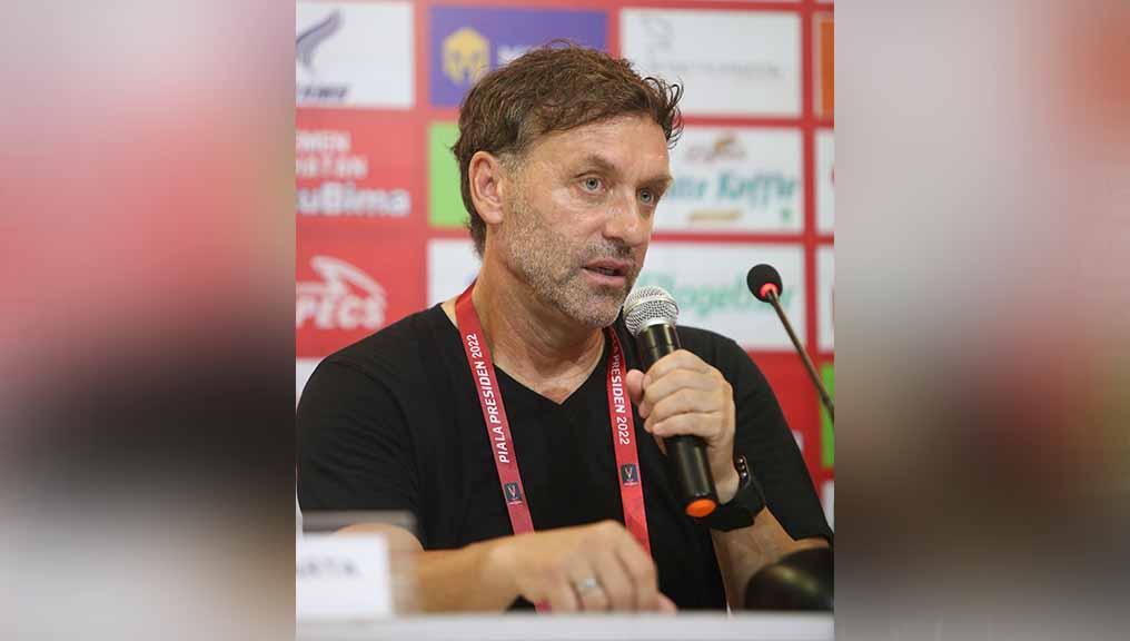 Pelatih Persija Jakarta, Thomas Doll saat konfrensi pers usai laga Persija Jakarta vs Madura United di Piala Presiden 2022. Foto: Khairul Imam/Persija