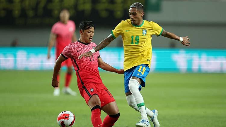 Pemain Brasil, Raphinha, geram dengan Neymar dan Dani Alves, menjelang dimulainya Piala Dunia 2022 di Qatar. - INDOSPORT
