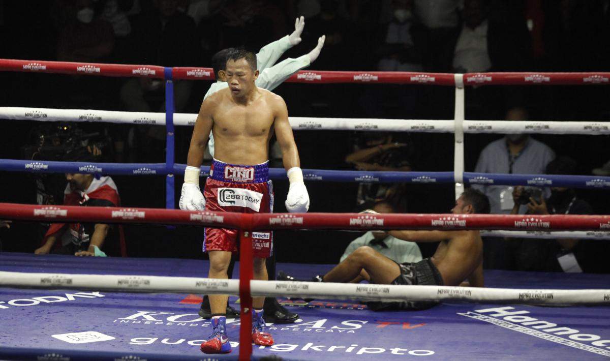 Petinju Indonesia, Daud Yordan mengalahkan petinju Thailand, Panya Uthok pada ronde ke-6 di Balai Sarbini, Jakarta, Jumat (01/07/22).