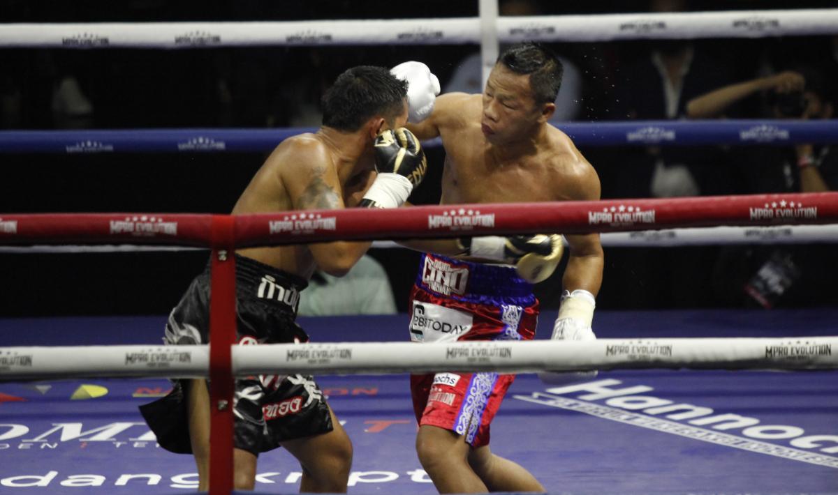 Petinju Indonesia, Daud Jordan mengalahkan petinju Thailand, Panya Uthok pada ronde ke-6 di Balai Sarbini, Jakarta, Jumat (01/07/22).