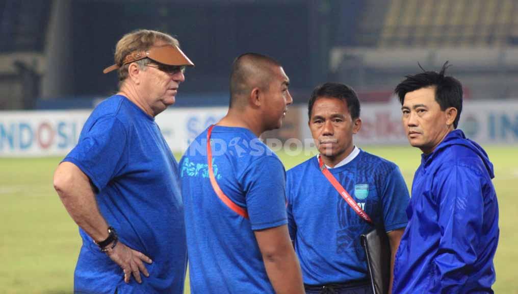 Tim pelatih Persib, berdiskusi setelah skuat Maung Bandung gagal melangkah ke babak 8 besar Turnamen Pramusim Piala Presiden 2022. - INDOSPORT