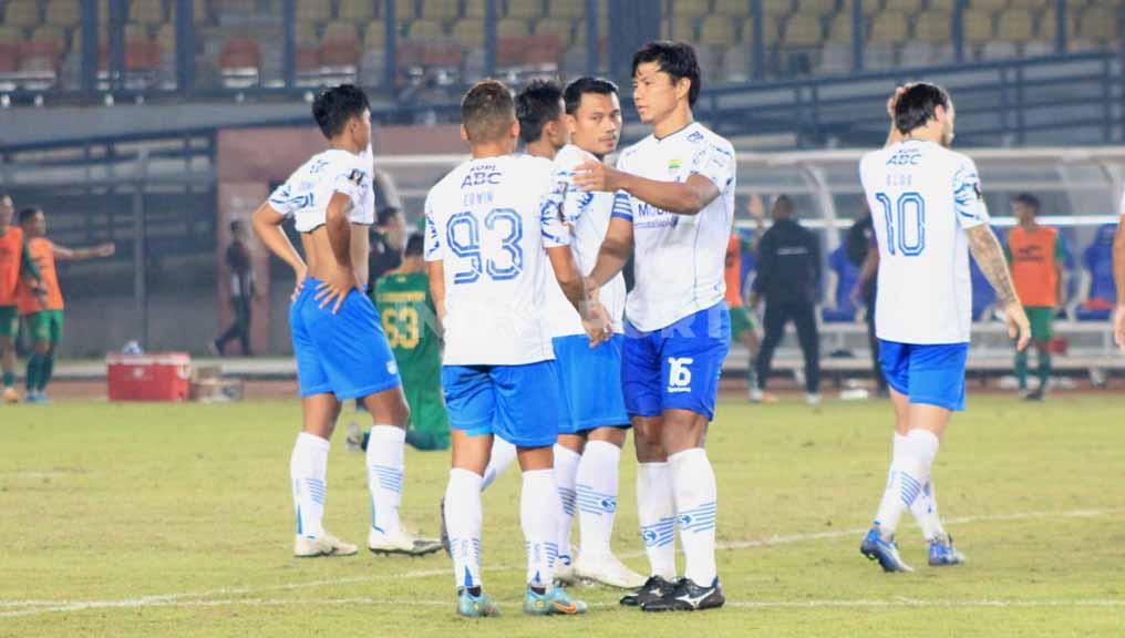 Kapten tim Persib, Achmad Jufriyanto, setelah gagal memaksimalkan penalti ke gawang PSS Sleman.