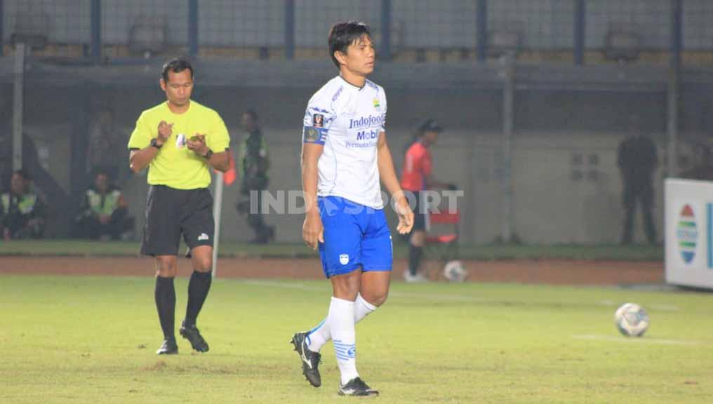 Kapten tim Persib, Achmad Jufriyanto, setelah gagal memaksimalkan penalti ke gawang PSS Sleman. - INDOSPORT