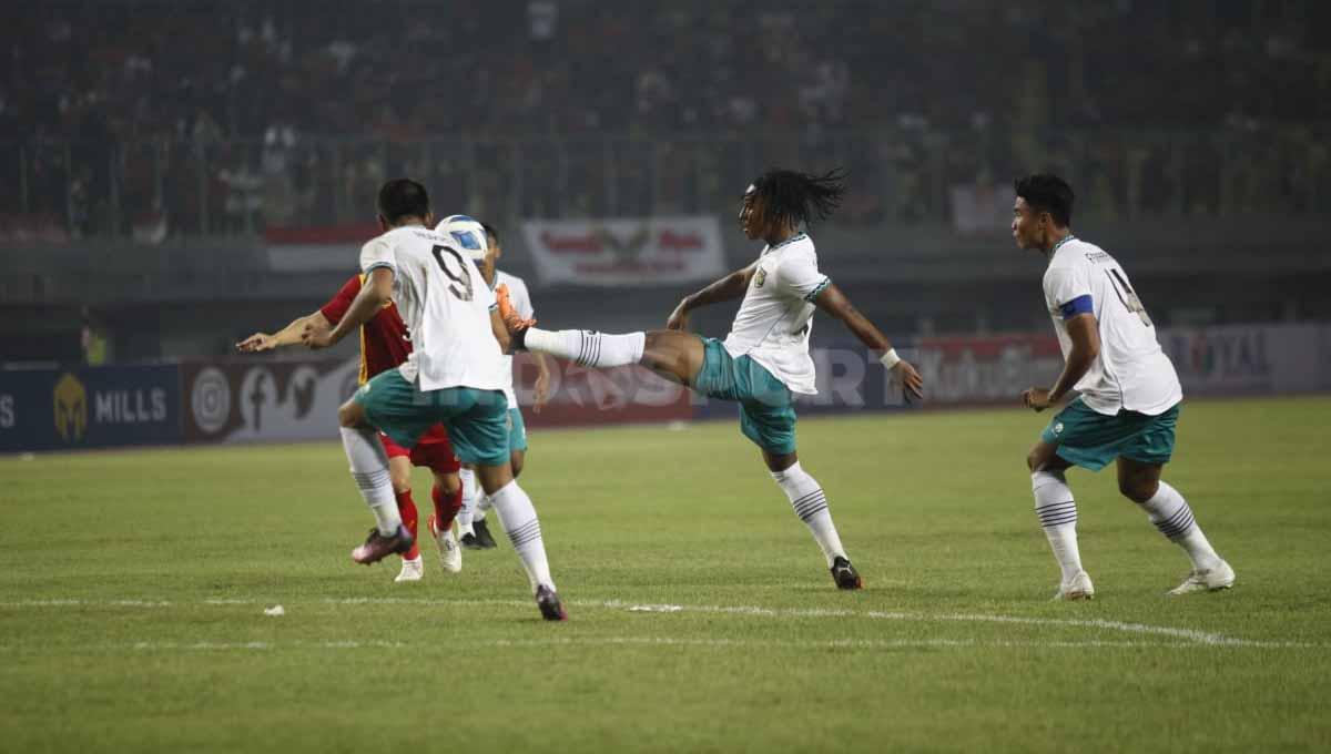 Indosport - Pertandingan antara Indonesia U-19 vs Vietnam di Piala AFF U-19 2022.