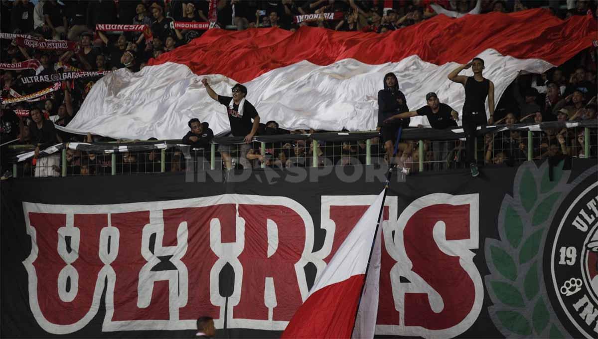 Suporter Ultras memberikan dukungan Indonesia U-19 vs Vietnam di Piala AFF U-19 2022. - INDOSPORT