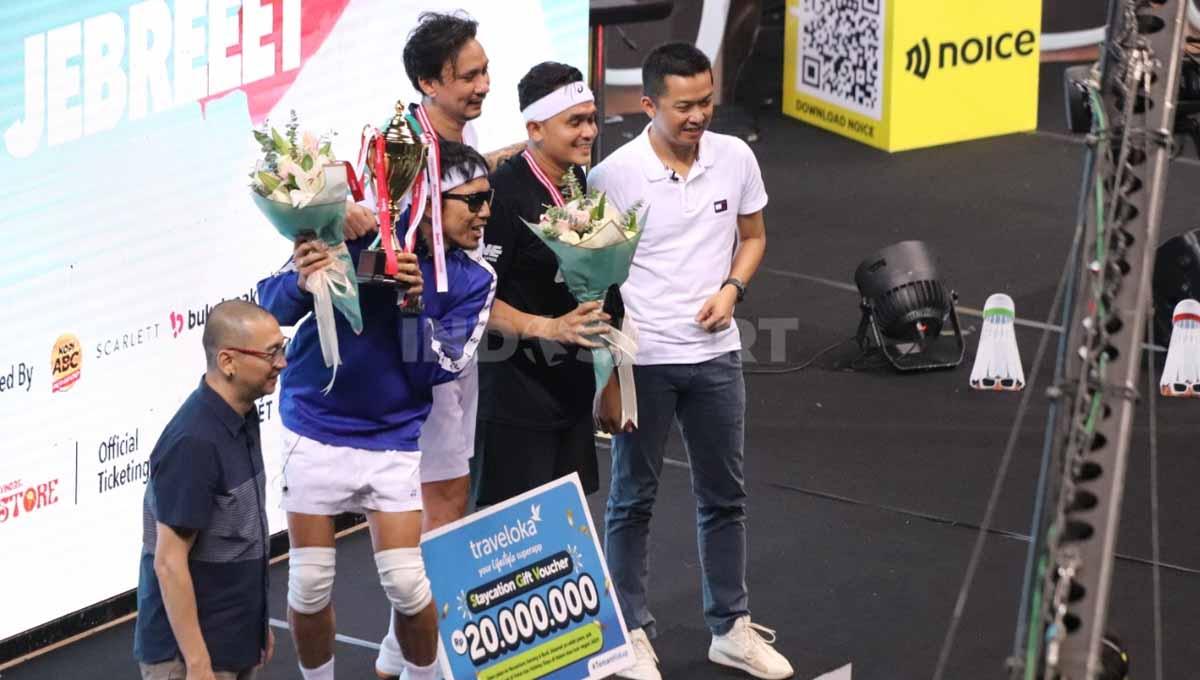 Vincent Rompies dan Valentino Simanjuntak naik podium, diiringi oleh Desta, Taufik Hidayat, dan Coach Justin.