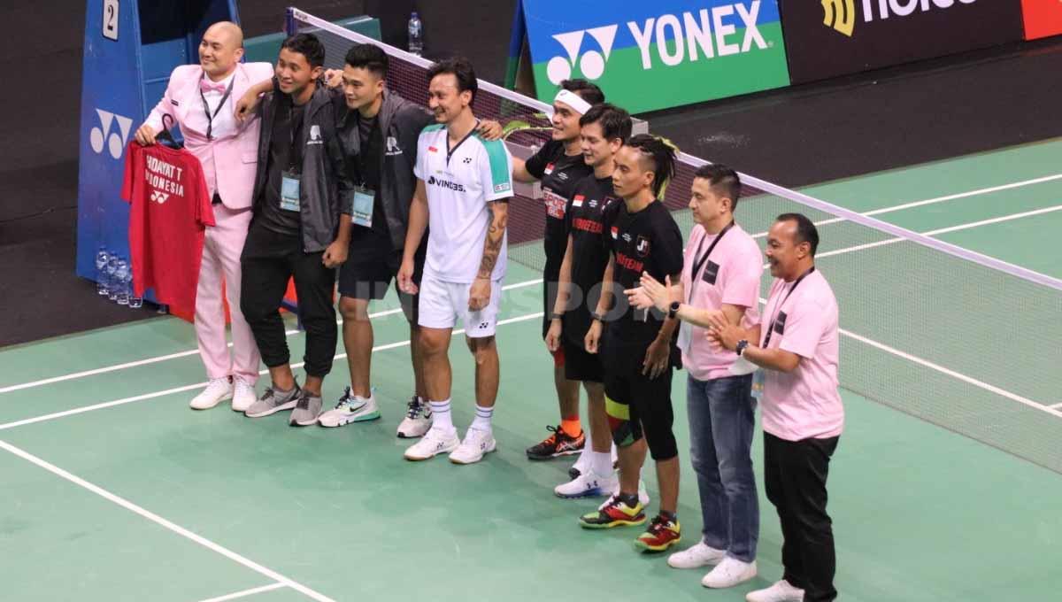 Selebrasi Vincent Rompies dan Valentino Simanjuntak bersama dengan tim pelatih masing-masing.