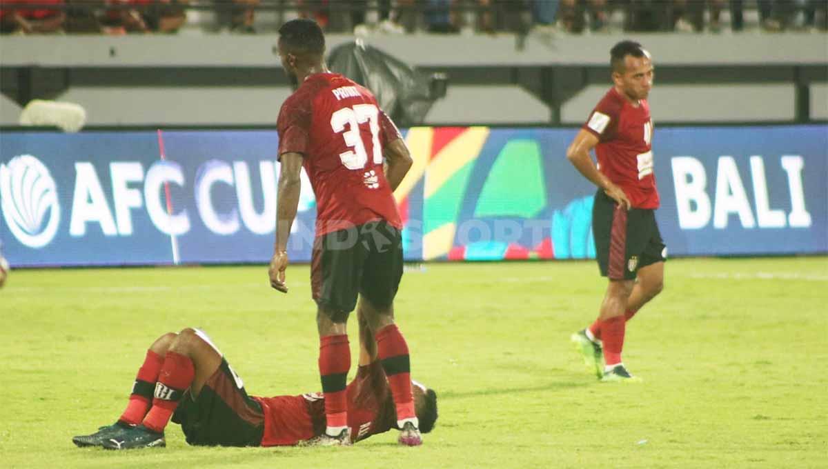 Winger Bali United, M Rahmat jatuh usai berbenturan dengan pemain Kaya FC. Terlihat Ilija Spasojevic mempertanyakan keputusan pada wasit. Foto: Nofik Lukman Hakim/INDOSPORT