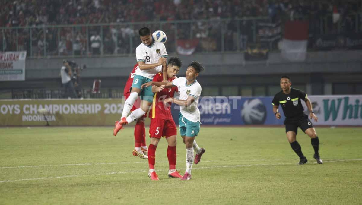 Berusaha susul Timnas Indonesia U-19 di Piala AFF U-19 2022, striker Vietnam, Nguyen Dinh Bac justru mendapatkan lima jahitan di kepala. - INDOSPORT