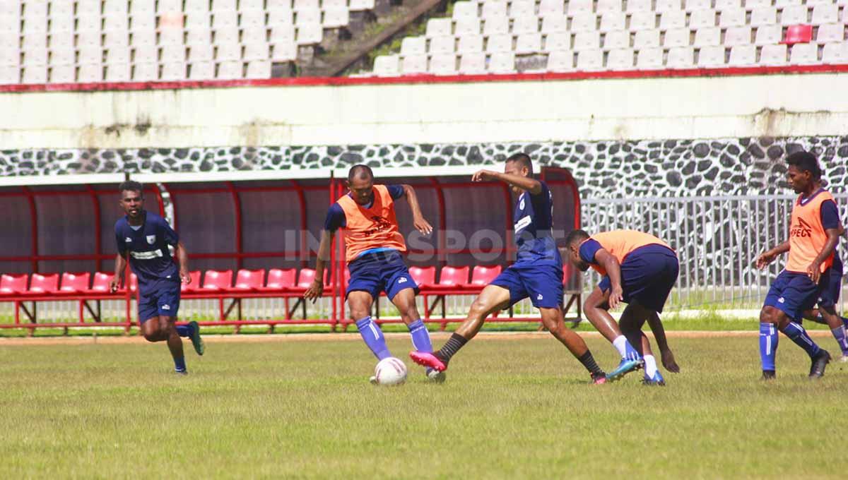 Skuad Persipura Jayapura saat berlatih di Stadion Mandala. Foto: Sudjarwo/INDOSPORT