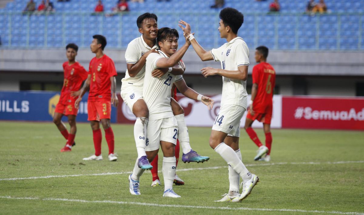 Pertandingan kedua grup B Piala AFF U-19 antara Thailand vs Myanmar di Stadion Patriot, Senin (04/07/22). - INDOSPORT