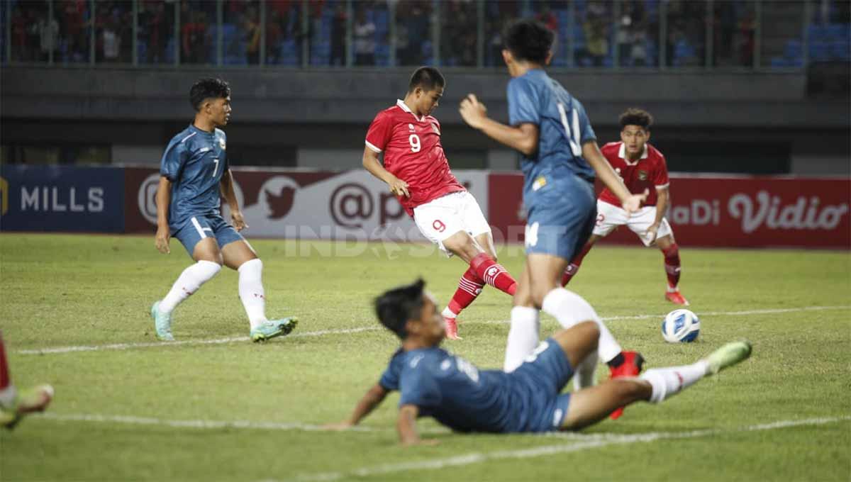 Hokky Caraka saat mencetak gol pertama untuk Timnas Indonesia U-19 ke gawang Brunai Darussalam pada laga kedua grup A Piala AFF U-19 di Stadion Patriot, Senin (04/07/22). - INDOSPORT