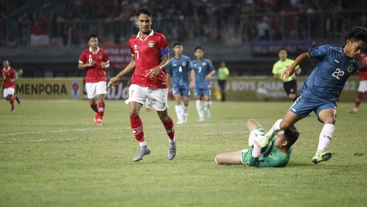 Aksi kapten Timnas Indonesia U-19, Marselino Ferdinan digagalkan kiper Brunei Darussalam pada laga kedua Piala AFF U-19 di Stadion Patriot, Senin (04/07/22).