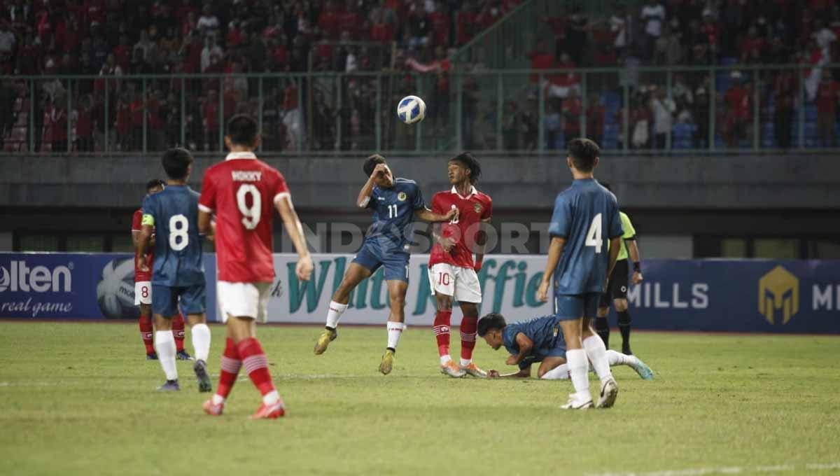 Duel heading gelandang Timnas Indonesia U-19, Ronaldo Kwateh dengan pemain Brunai Darussalam pada laga kedua Piala AFF U-19 di Stadion Patriot, Senin (04/07/22).