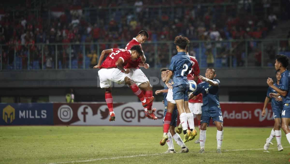 Sundulan striker Timnas Indonesia U-19, Hokky Caraka ke gawang Brunai Darussalam pada laga kedua Piala AFF U-19 di Stadion Patriot, Senin (04/07/22).